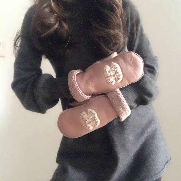 Chanel Pink Shearling Logo Mittens / Gloves - Picture 6 of 10